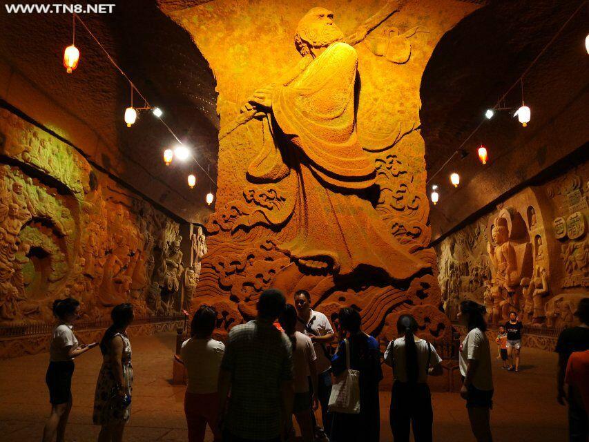 里面的景色优美，就算不是节假日游客也是人来人往，还有其他国家的游客不辞远离来到中国欣赏佛文化。