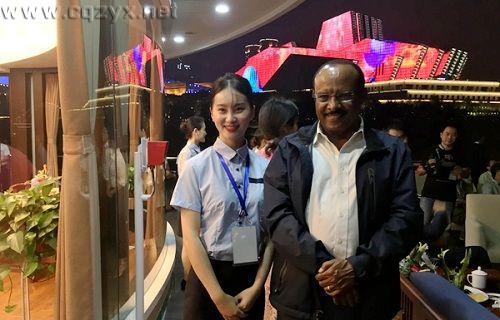 全球近500旅游人士共游两江 点赞重庆夜景颜值高